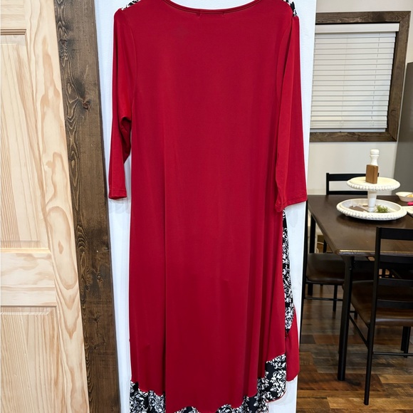 Elegant Red and Black Patterned Women's Blouse - Picture 3 of 3